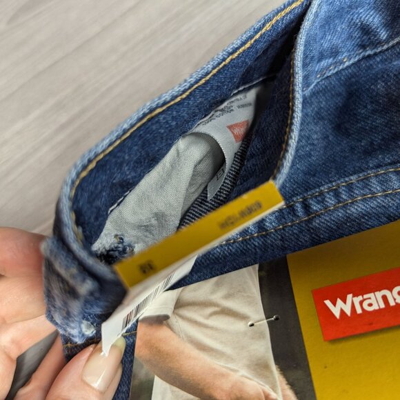 NWT Wrangler Relaxed Fit Men's Shorts Size 32 Sits at Natural Waist Hits Knees - Picture 10 of 16